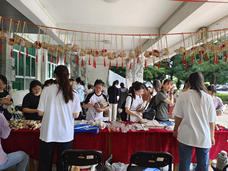 月满中秋 智猜灯谜——图书馆开展书海猜灯谜系列阅读活动